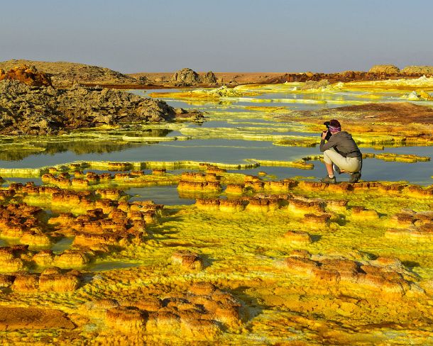 sm1 Colorful hot springs, salt pools and deposits colored by sulphur, dissolved iron and halophile algae, geothermal field of Dallol, Danakil depression, Afar...