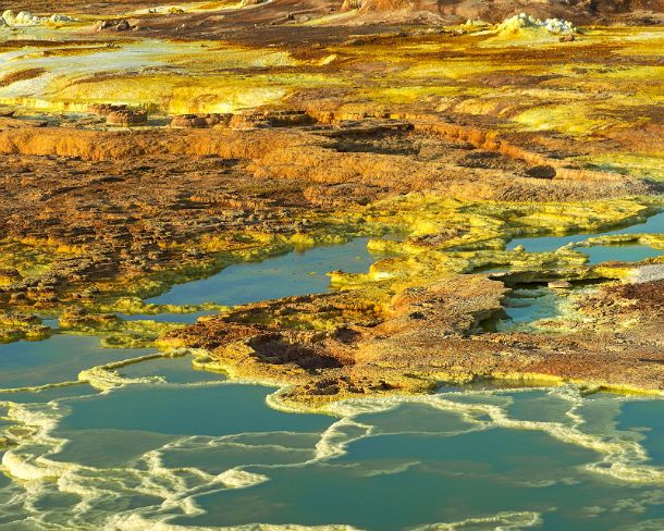 sm1gva_ET_cx3685_g Colorful hot springs, salt pools and deposits colored by sulphur, dissolved iron and halophile algae, geothermal field of Dallol, Danakil depression, Afar...
