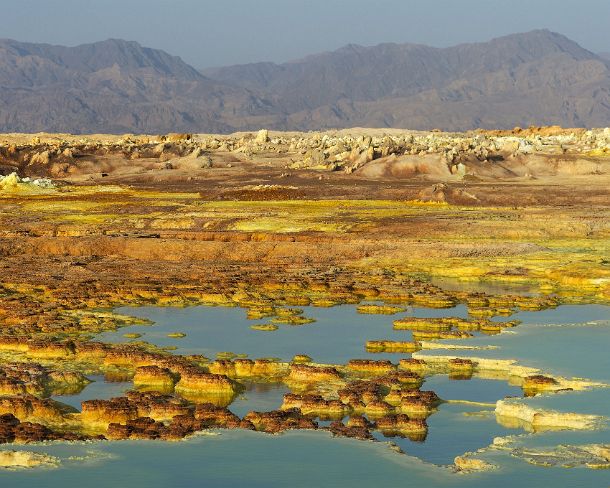 sm1gva_ET_cx3689_g Colorful hot springs, salt pools and deposits colored by sulphur, dissolved iron and halophile algae, geothermal field of Dallol, Danakil depression, Afar...