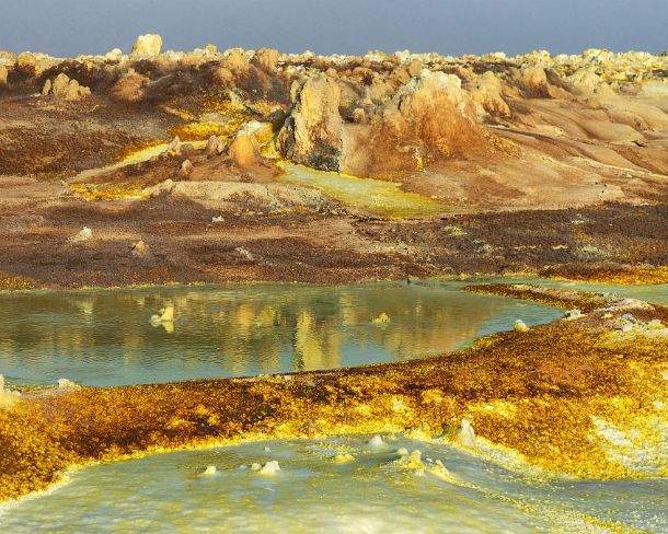 sm1gva_ET_cx3695_g Colorful hot springs, salt pools and deposits colored by sulphur, dissolved iron and halophile algae, geothermal field of Dallol, Danakil depression, Afar...