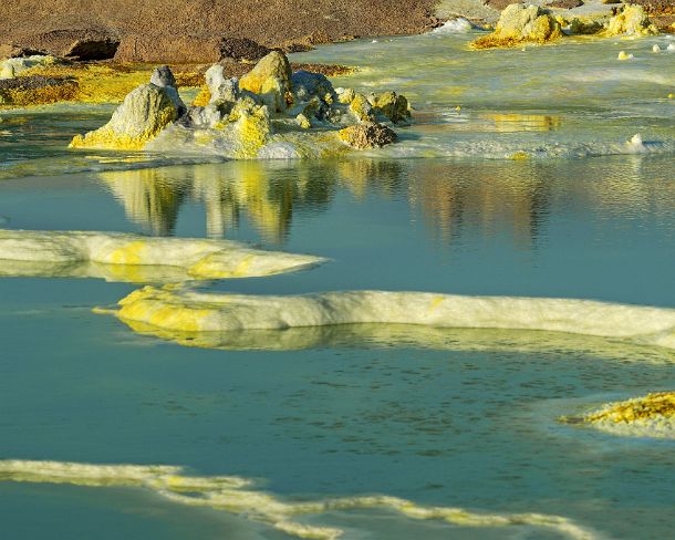 sm1gva_ET_cx3709_g Colorful hot springs, salt pools and deposits colored by sulphur, dissolved iron and halophile algae, geothermal field of Dallol, Danakil depression, Afar...