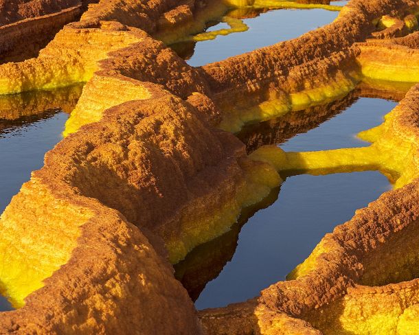 sm1gva_ET_cx3812_g Rust-colored salt structures in an acid brine pool, geothermal field of Dallol, Danakil depression, Afar Triangle, Ethiopia