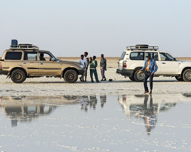 sm1gva_ET_cx3540_g Off-road vehicules on Lake Assale, Danakil Depression, situated more than 100 meter below sea level, Afar Triangle, Ethiopia