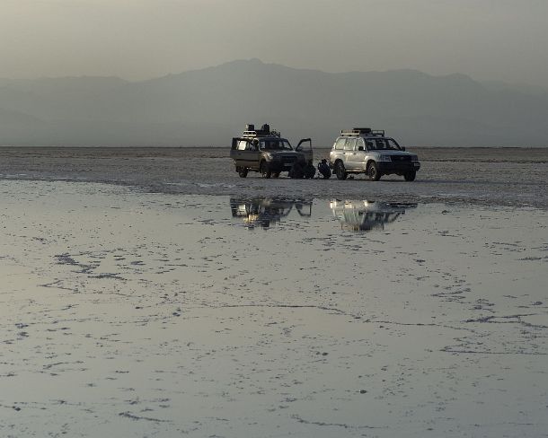 sm1gva_ET_cx3541_g Off-road vehicules on Lake Assale, Danakil Depression, situated more than 100 meter below sea level, Afar Triangle, Ethiopia