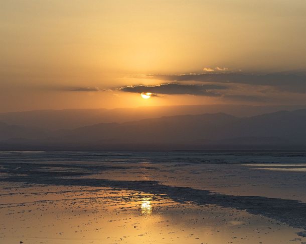 sm1gva_ET_cx3639_g Lake Assale, located more than 100m below sea level, Danakil depression, at dusk, Afar Triangle, Ethiopia