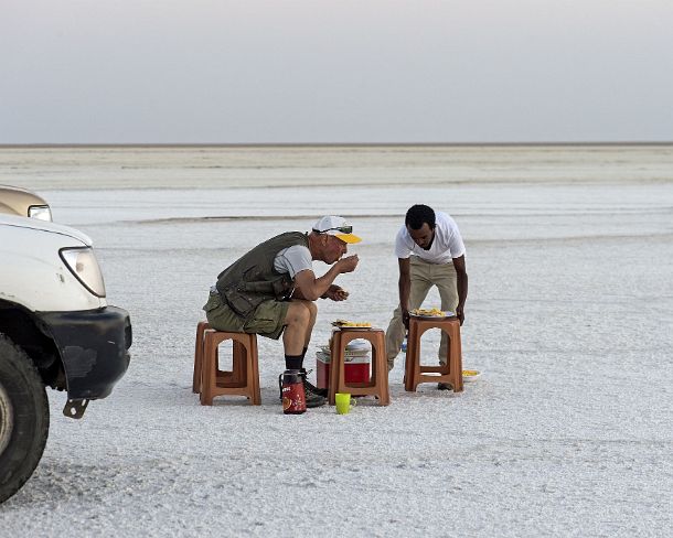 sm1gva_ET_cx3658_g Breakfast on Lake Assale, Danakil depression, of which the lowest point is situated 110m below sea level, Afar Triangle, Ethiopia