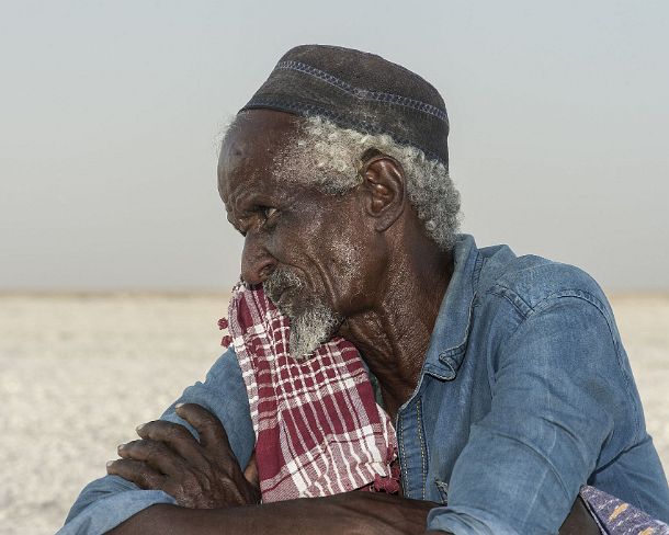 sm1gva_ET_cx3981_g Afar salt miner, Salt desert, Danakil Depression, Afar region, Ethiopia