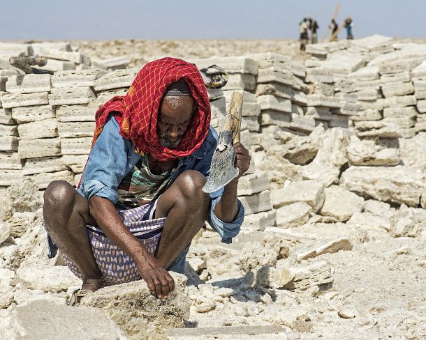 sm1gva_ET_cx3868_g Cutting of salt blocs, traditional salt mining at Lake Assale, Danakil depression, Ethiopia