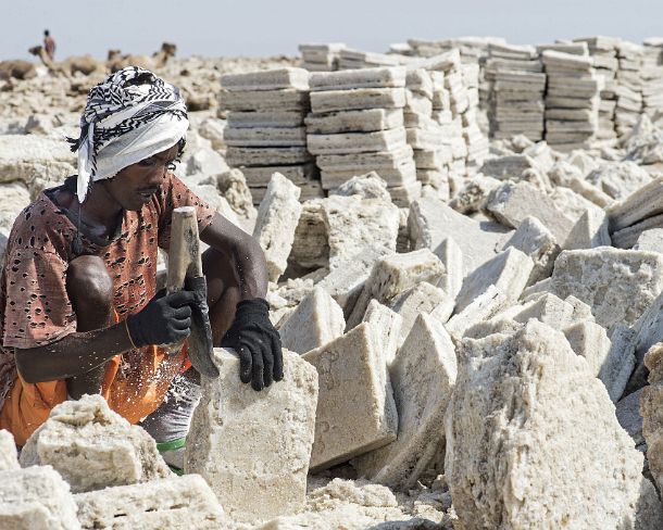 sm1gva_ET_cx3885_g Cutting of salt blocs, traditional salt mining at Lake Assale, Danakil depression, Ethiopia