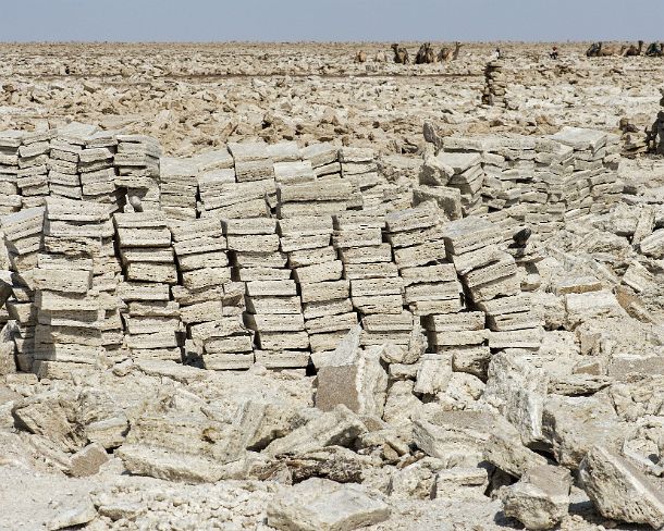 sm1gva_ET_cx3918_g Salt slabs piled up waiting for being loaded on dromedars, Lake Assale, Danakil depression, Afar region, Ethiopia