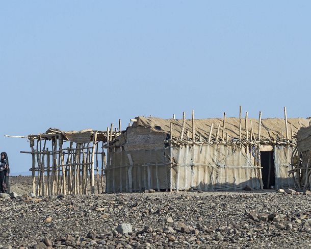 sm1gva_ET_cx3477_g Wooden shelters of Afar people in extremely arid and hostile environment of the Danakil depression, Afar Triangle, Ethiopia