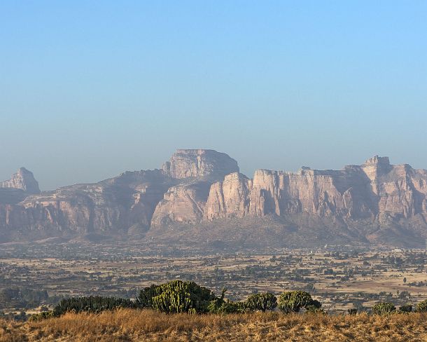 sm1gva_ET_cx1730_g Gheralta sandstone escarpment rising above the Hazwien plain, Tigray, Ethiopia