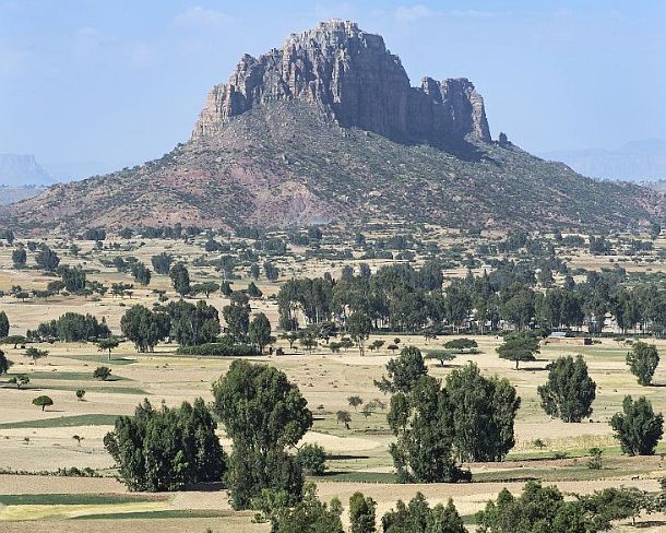 sm1gva_ET_cx2337_g Gheralta sandstone mountains rising above the Hazwien plain, Tigray, Ethiopia