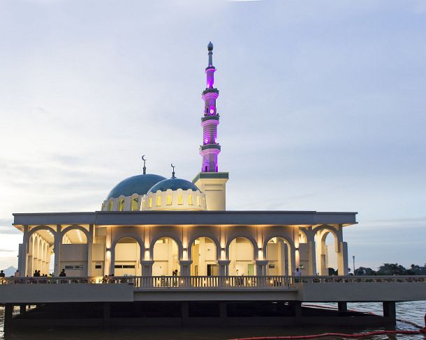 smn10N Floating mosque by the Sarawak River Waterfront at dusk, Kuching, Sarawak, Borneo, Malaysia