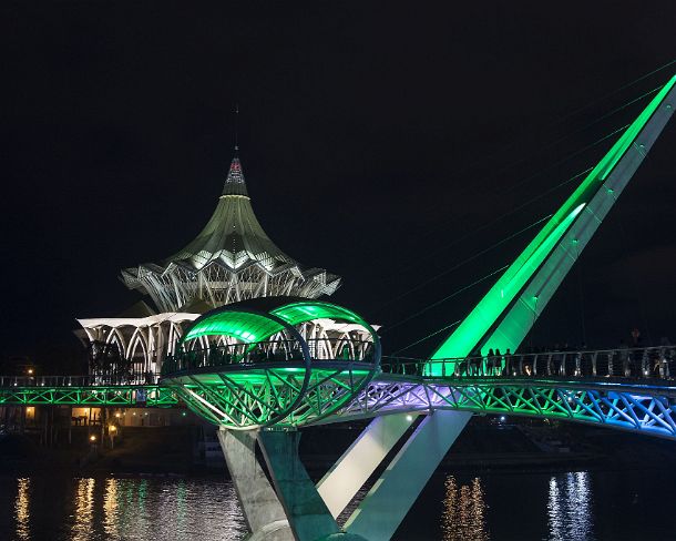 smn11N Darul Hana Bridge in front of the State Legislative Assembly Building (Dewan Undangan Negri State Assembly) building at night, Kuching, Sarawak, Borneo,...