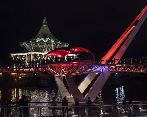 smn12N Darul Hana Bridge in front of the State Legislative Assembly Building (Dewan Undangan Negri State Assembly) building at night, Kuching, Sarawak, Borneo,...
