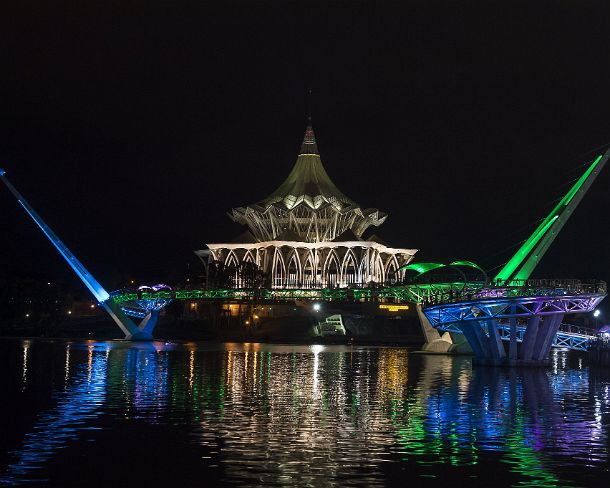 smn16N Darul Hana Bridge in front of the State Legislative Assembly Building (Dewan Undangan Negri State Assembly) building at night, Kuching, Sarawak, Borneo,...