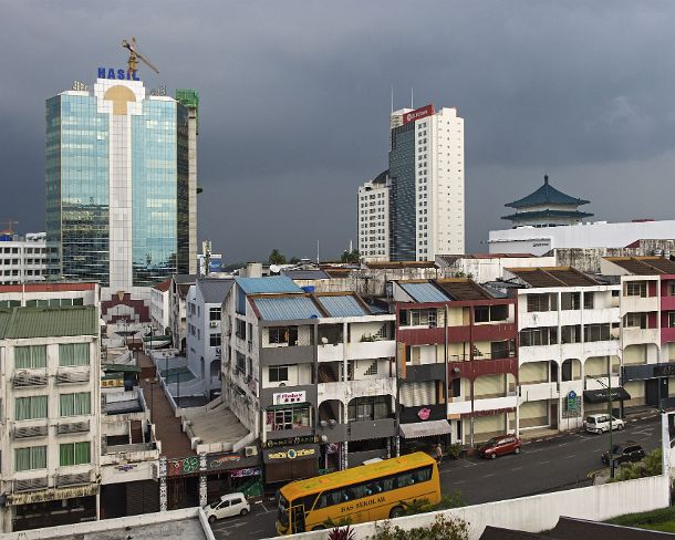 smn22N City view of Kuching combining contempary architecture amidst traditionell houses, Kuching, Sarawak, Borneo, Malaysia