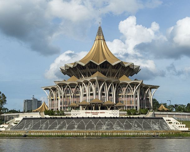 smn4N Sarawak State Legislative Assembly Building (Dewan Undangan Negri State Assembly) at Sarawak river, Kuching, Sarawak, Borneo, Malaysia