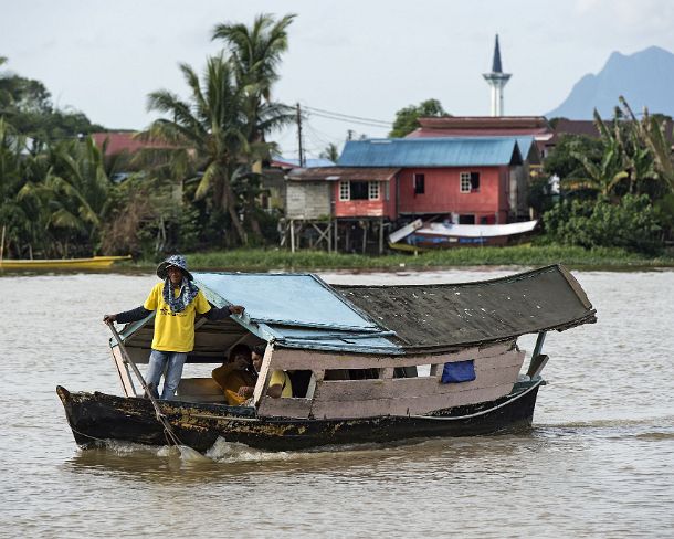 smn6N Traditional ferry boat, called tambang, on Sarawak river, Kuching, Sarawak, Borneo, Malaysia