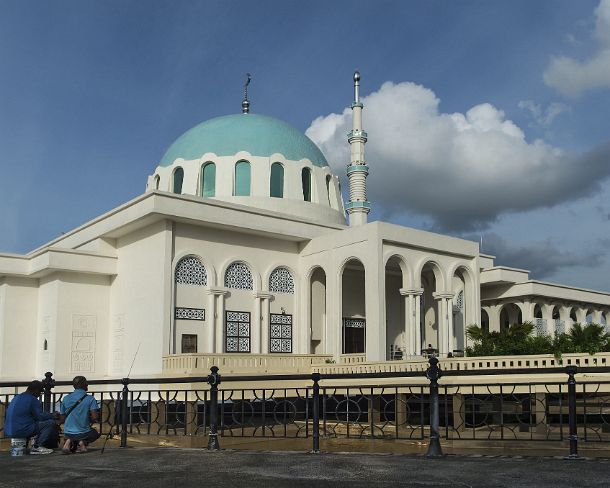 smn7N Floating mosque situated by the Sarawak River Waterfront, Kuching, Sarawak, Borneo, Malaysia