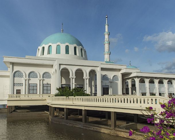 smn9N Floating mosque situated by the Sarawak River Waterfront, Kuching, Sarawak, Borneo, Malaysia