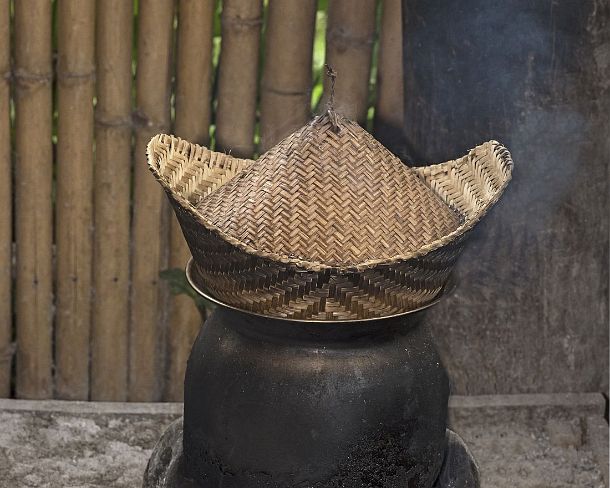 smLuangPN1544 Steaming sticky rice cooking in apot on simmering water, traditional cooking of sticky rice, Living Land Rice Farrm in Ban Phong Van close to Luang Prabang,...