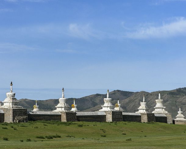 smMongolN1666 Outside view of the mighty square enclosure wall with 108 incorporated Soyombo stupas, Erdene Zuu monastery the earliest surviving Buddhist monastery in...