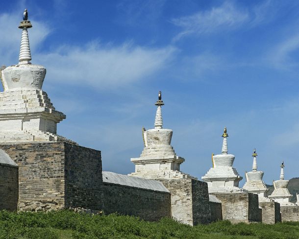 smMongolN1670 Outside view of the mighty square enclosure wall with 108 incorporated Soyombo stupas, Erdene Zuu monastery the earliest surviving Buddhist monastery in...