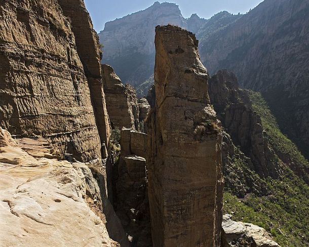 sm1gva_ET_cx2570_g Rock-ledge leading to the entry of the rock-hewn church Abuna Yemata situated high up at a steep rock wall, Gheralta, Tigray, Ethiopia