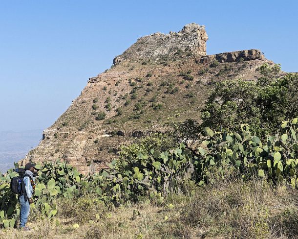 sm1gva_ET_x1972_g LÃ¶wenkopf Bergspitze aud dem Hochplateau der Kirchen Maryam und Daniel Korkor, Gheralta Berge, Tigray, Ã„thiopien / Peak called Lion’s head arising from the...