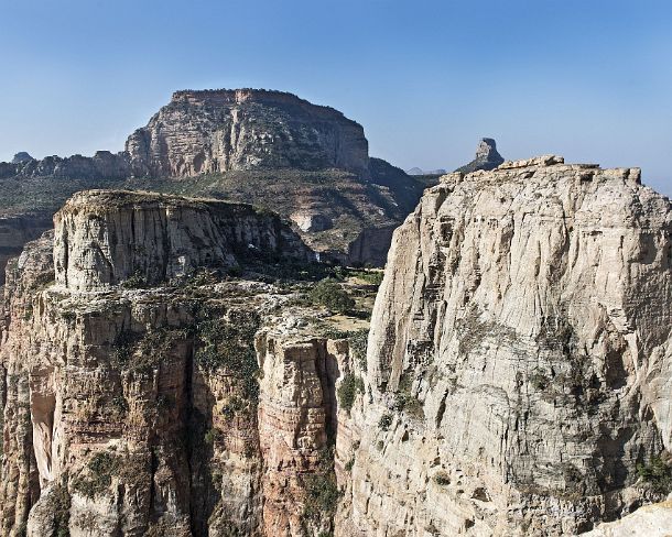 sm1gva_ET_x2012_g Die Kirche Maryam Korkor nur sichtbar als kleiner weisser Punkt versteckt in der zerklÃ¼fteten Berglandschaft Gheraltas, Tigray, Ã„thiopien / Rugged landscape...