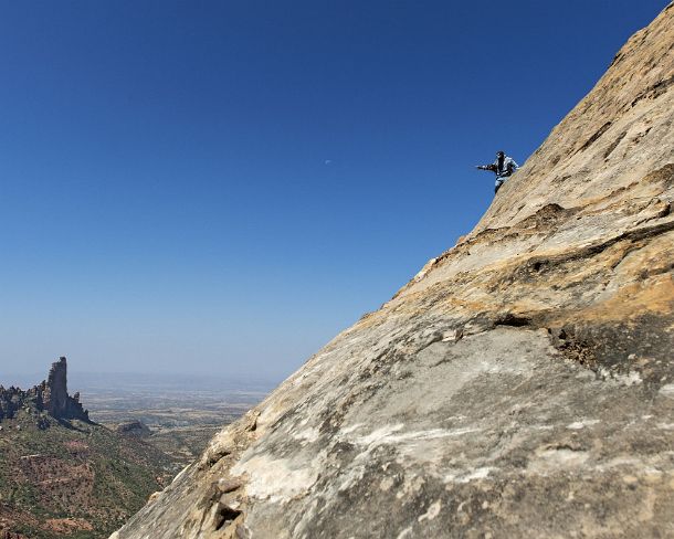 sm1gva_ET_x2256_g Steiler Abstieg von den Felsenkirchen Maryam and Daniel Korkor, im Hintergrund die Koraro Felsnadeln der Abuna Yemata Guh Kirche, Gheralta Berge, Tigray,...