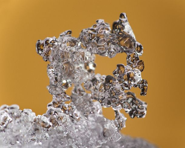 smGVA_MSC_4s5987_g Macro of icy snow in front of colored background, Valais, Switzerland