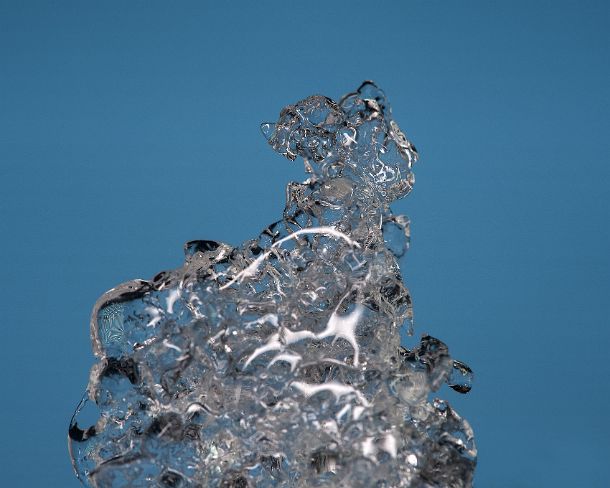 smGVA_MSC_4s6066_g Macro of icy snow in front of colored background, Valais, Switzerland