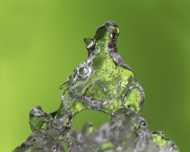 smGVA_MSC_4s6106_g Macro of icy snow in front of colored background, Valais, Switzerland