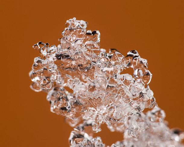 smGVA_MSC_4s6320_g Macro of icy snow in front of colored background, Valais, Switzerland