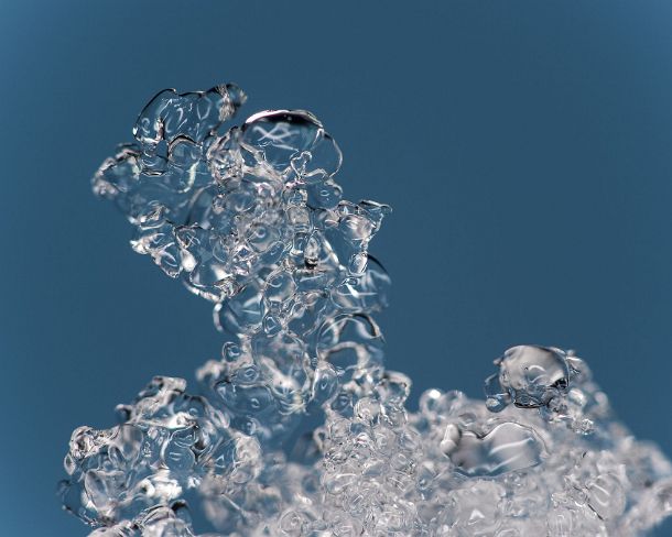 smGVA_MSC_4s633_g1 Macro of icy snow in front of colored background, Valais, Switzerland