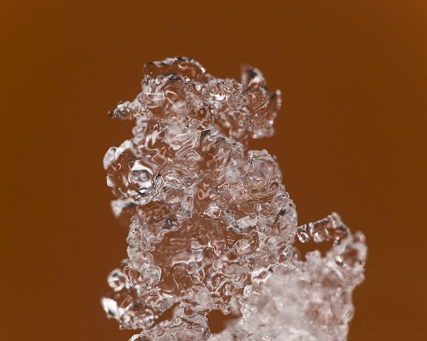 smGVA_MSC_4s6532_g Macro of icy snow in front of colored background, Valais, Switzerland