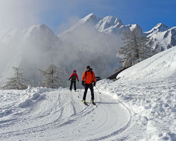 smRM_CH_v9087_g Ski tourers in the Loutze Region, Ovronnaz, Valais, Switzerland